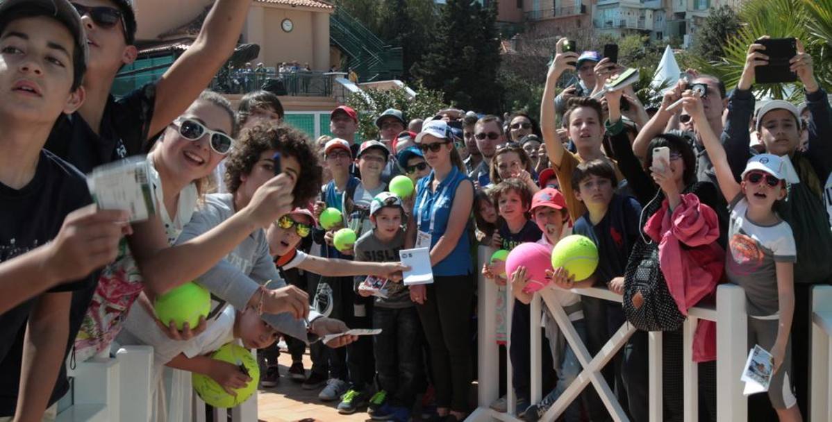 Folla di appassionati con gli occhi spalancati in attesa dei campioni. Siamo alla 109 Edizione del torneo di tennis Monte Carlo Rolex Masters 2015. (Lapresse)